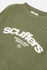Suéter de punto verde oliva de la marca Scuffers, con fit relajado, mangas amplias y texto bordado en blanco en el frente.