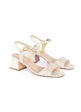 Sandalias de tacón bajo Taiki, con diseño tramado metalizado en color off white y dorado, capellada y plantilla de cuero, tira ajustable al tobillo y taco cuadrado.