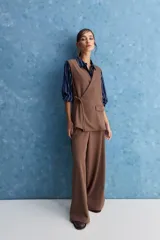 Camisa de calce relajado con cuello clásico, mangas largas con puños elastizados y rayas verticales que aportan un estilo atemporal. Su diseño liviano y versátil cuenta con estampado floral verde sobre fondo de rayas celestes y blancas.