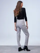 Jegging de denim azul elastizado, corte recto, con pretina ancha elastizada, bolsillos delanteros simulados y bolsillos traseros aplicados.