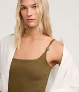 Body femenino ajustado, sin mangas, color verde oliva, con escote cuadrado y breteles finos dobles adornados con piezas decorativas. El tejido es texturizado.