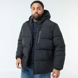 Campera acolchada tipo puffer color negro, con capucha fija, cierre frontal completo y bolsillos laterales y en el pecho con cierre.