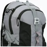 Mochila técnica de 22 litros marca Merrell, diseñada para actividades outdoor. Presenta un diseño bicolor en gris y negro, con múltiples compartimentos, bolsillos laterales para botellas, respaldo acolchado con malla transpirable, cinta frontal tipo daisy chain para accesorios y correas ajustables con silbato de emergencia.