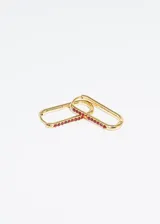 Par de aros tipo argolla de acero quirúrgico dorado con zirconias rojas.