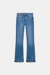 Jeans bootcut de tiro medio color azul, con cinco bolsillos y pespuntes marcados a contraste. Cierre frontal con cremallera y botón.