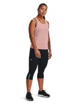 Calza deportiva tipo capri de Under Armour, color negro, con cintura alta, bolsillo lateral y detalles reflectantes en los bajos. Confeccionada en tejido HeatGear de secado rápido y elástico.
