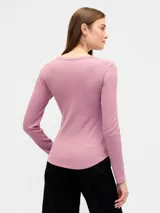 Remera de manga larga confeccionada en tejido tipo waffle, con cuello redondo y logo de la marca estampado en el frente en color plateado.