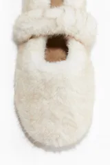 Pantuflas de diseño tipo bailarina con acabado de pelo sintético suave, cuentan con una tira elástica en el empeine para mayor ajuste y forro interior de velour.