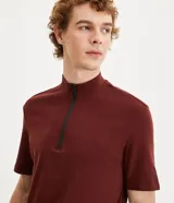 Remera de manga corta color bordó, con cuello redondo y cierre frontal.