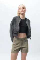 Top corto de tejido acanalado color marrón, con cuello redondo y corte de sisa tipo nadador.