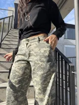 Pantalón cargo de mujer con estampa camuflada digital, de tiro alto y corte recto, con bolsillos traseros y parche de la marca en la pretina.