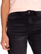 Jeans de corte amplio y tiro alto, color gris oscuro desgastado, con diseño de cinco bolsillos y detalle de rotura sutil en la rodilla derecha.
