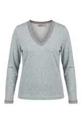 Remera de manga larga y escote en V, color celeste melange, de calce cómodo y relajado.