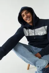 Canguro azul marino con capucha, con una franja horizontal gris en la parte superior del pecho con la palabra "CONNECT" estampada en blanco. Tiene un bolsillo tipo canguro en la parte delantera y cordones ajustables en la capucha.