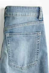 Jean wide leg de tiro alto en denim de algodón con ligero stretch, corte amplio y cinco bolsillos tradicionales.