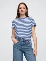 Remera de manga corta con cuello redondo, confeccionada en tejido de algodón con diseño de rayas horizontales en azul y blanco.