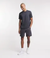 Bermuda deportiva gris oscuro, con cintura elástica, cordón de ajuste, bolsillos laterales y detalle de red en los laterales.