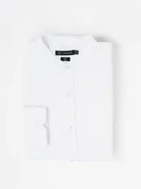 Camisa de manga larga efecto lino, color blanco, con cuello mao y cierre frontal de botones.