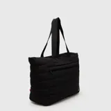 Tote bag acolchada de color azul marino, con diseño de costuras horizontales, doble asa superior y bolsillo frontal con cierre. Incluye compartimento interno para laptop.