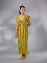 Vestido largo de lino y algodón con diseño de rayas verticales en tonos mostaza y verde. Presenta escote en V, cuello solapa ancho, mangas cortas con diseño capa, corte recto y lazo ajustable en la cintura.