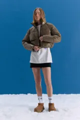 Campera puffer corta a la cintura, con acabado brillante, cuello alto y cierre frontal con cremallera. Cuenta con bolsillos laterales invisibles y diseño acolchado.