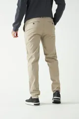 Pantalón chino color verde militar, corte slim, con bolsillos laterales y traseros, y presillas para cinturón.