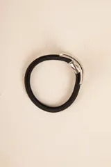 Gomita de pelo negra con aplique metálico plateado.