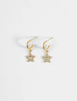 Aros tipo argolla pequeña de acero quirúrgico en color dorado, con dije colgante en forma de estrella decorado con strass.