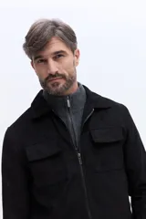 Campera de efecto gamuza con cierre frontal, cuello camisero y bolsillos frontales con solapa. Presenta un diseño estructurado y elegante.