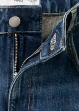 Pantalón de jean estilo flare con tiro bajo, cierre de botón y cremallera, trabillas para cinturón y diseño clásico de cinco bolsillos.