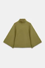 Jersey de punto color verde oliva, con cuello subido y mangas anchas tipo acampanadas.