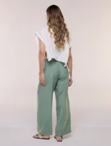 Pantalón holgado de tiro alto, color verde, con bolsillos frontales aplicados y cordón ajustable en la cintura.