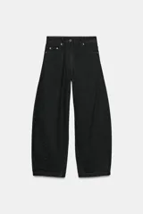 Jeans de tiro medio con corte balloon leg y largo al tobillo. Presenta diseño de cinco bolsillos, trabillas en la cintura y cierre frontal con cremallera y botón metálico.