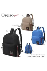 Mochila de poliéster color beige con estampado geométrico. Tiene un bolsillo frontal con cierre, dos bolsillos laterales de red y un colgante decorativo.