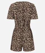 Enterito corto de mangas cortas con estampado de leopardo. Presenta cuello redondo con cierre tipo gota en la espalda, elástico en la cintura y lazo ajustable a juego.