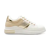 Championes urbanos blancos con detalles en dorado y beige.
