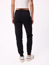 Babucha de algodón y poliéster en color gris oscuro, con cintura elástica ajustable mediante cordón, bolsillos laterales y cierre en los tobillos.