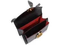 Mini bolso bandolera de cuero negro Schutz, con cierre de solapa frontal y herraje metálico dorado. Cuenta con manija superior decorada con un pañuelo estampado y correa larga ajustable para llevar al hombro o cruzada.