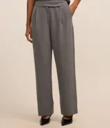 Pantalón de vestir gris de corte recto, con bolsillos laterales y traseros. Se ajusta a la cintura con cierre asimétrico de botones.