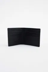 Billetera marrón de cuero con logo de la marca grabado en bajo relieve.