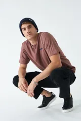 Remera negra de algodón con estampado circular en la espalda con nombres de ciudades.