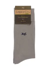 Media lisa color arena de la marca Legacy Co., con logo bordado en azul oscuro. Tejido multi-stretch de algodón para frescura y confort.