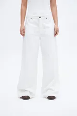 Pantalón jean blanco de corte amplio y relajado, con silueta suelta desde la cintura hasta el bajo.