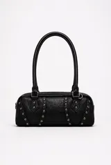 Cartera estilo baguette de color negro, con diseño alargado, detalles de tachas metálicas plateadas y asas de hombro.