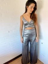 Top plateado de lamé elastizado con breteles finos y escote en V cruzado.