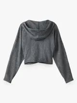 Jersey estilo sudadera gris con capucha, escote en pico y diseño cruzado en la parte frontal.