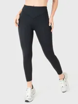 Calza deportiva de tiro medio y largo al tobillo, color negro. Presenta costuras reforzadas en la cintura y bolsillos laterales. Incluye banda de silicona interna en la cintura para mayor sujeción.
