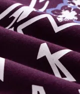 Remera de algodón bordó con corte comfort, cuello redondo y manga corta. Cuenta con una gran estampa en la espalda de inspiración japonesa con un tigre, un dragón y texto en caracteres orientales.