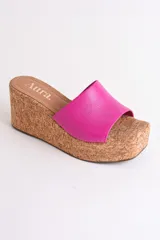 Sandalia dorada con plataforma de corcho, taco de 6.5 cm y plantilla cuadrada.