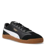 Championes Puma Club 5v5 SD de estilo urbano, con empeine de cuero y materiales sintéticos en color negro. Presenta puntera en forma de T de gamuza, franja lateral característica de la marca en color blanco y suela de goma color caramelo.